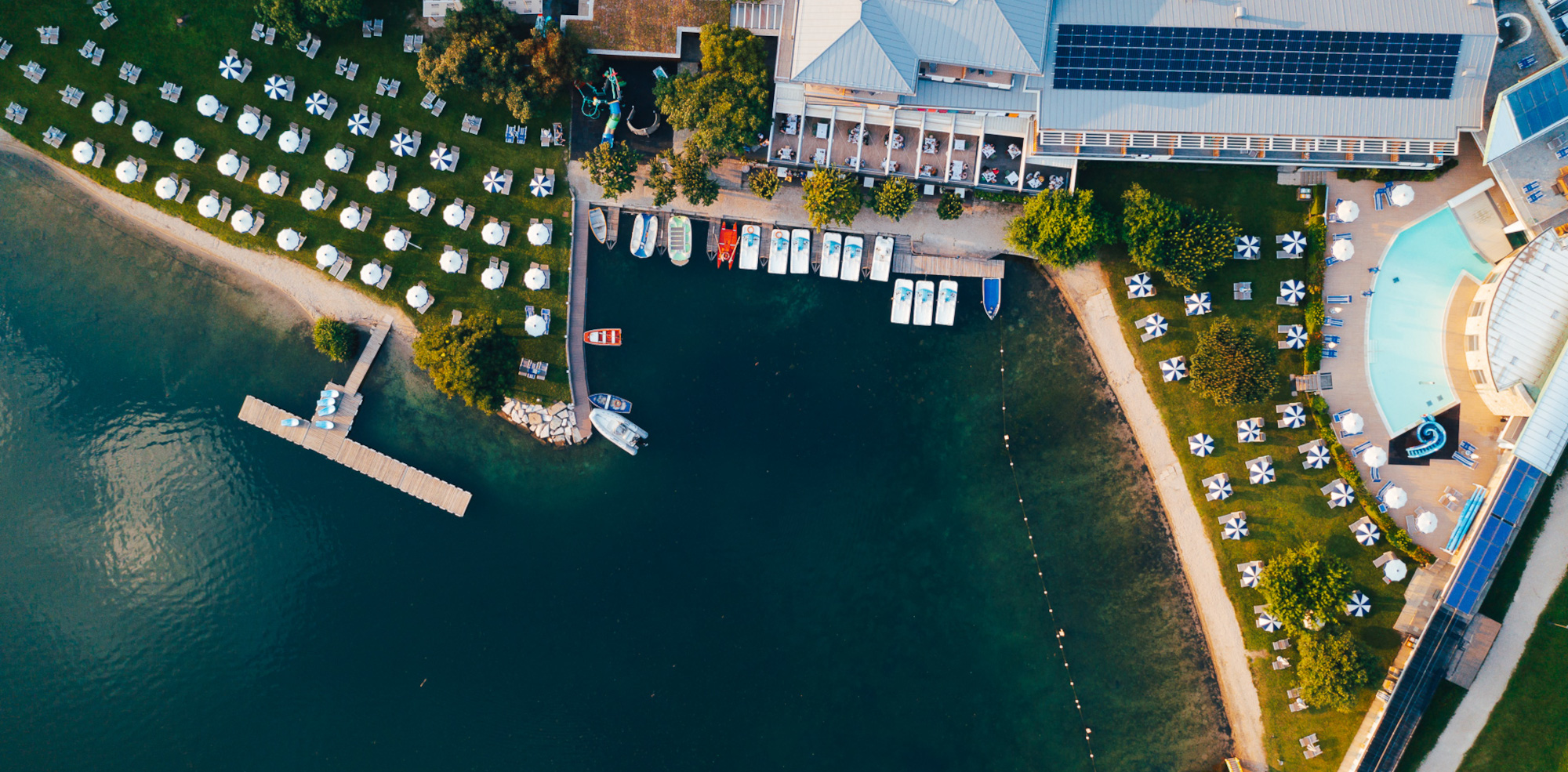 Vista aerea del Parc Hotel Du Lac, spiaggia privata, piscina, pontile e area noleggio pedalò