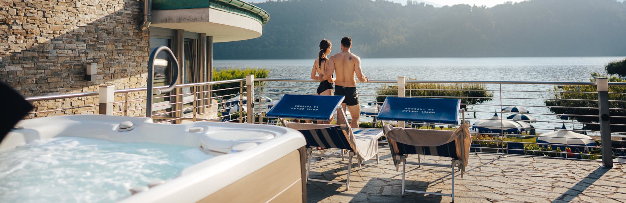 Coppia che ammira la vista sul Lago di Levico dalla zona relax esterna