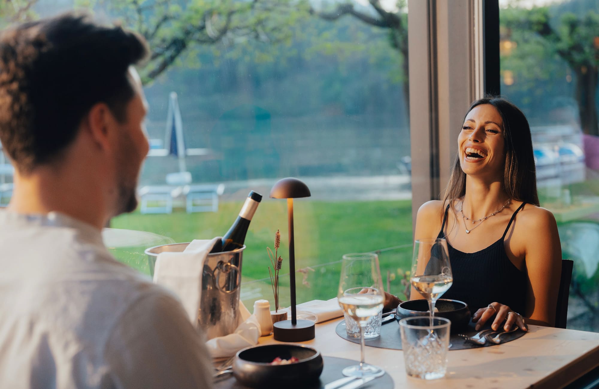 Coppia che si gode la cena della mezza pensione con vista sul Lago di Levico al Ristorante La Taverna del Parc Hotel Du Lac