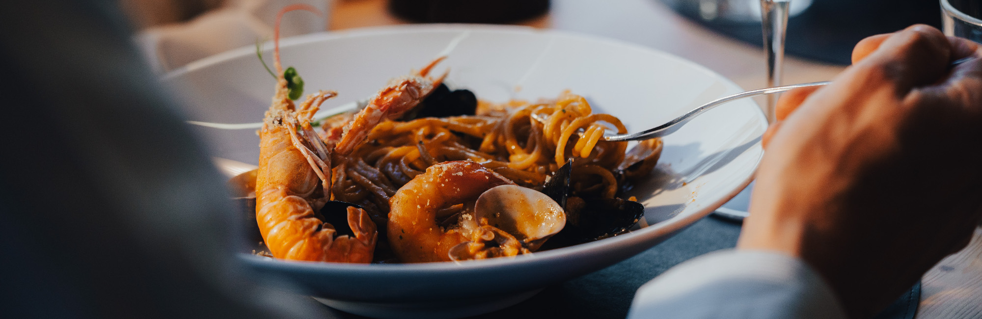 Spaghetti ai frutti di mare con gamberi, vongole e cozze, serviti al Ristorante La Taverna del Parc Hotel Du Lac