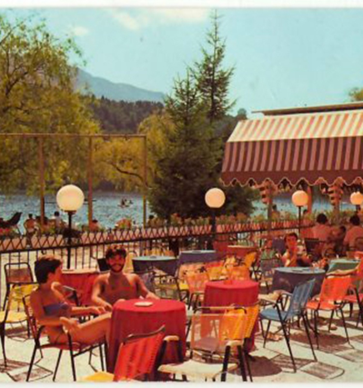 Cartolina vintage del Ristorante La Taverna sul Lago di Levico, con ospiti seduti ai tavoli colorati sulla terrazza esterna
