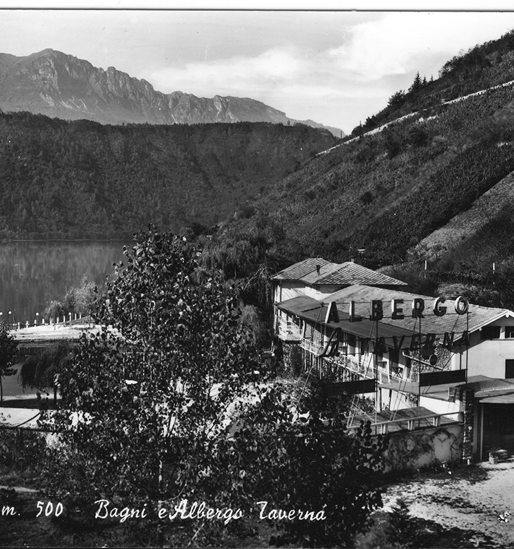 Foto d’epoca in bianco e nero del Parc Hotel Du Lac a Levico Terme, incastonato tra lago e montagna