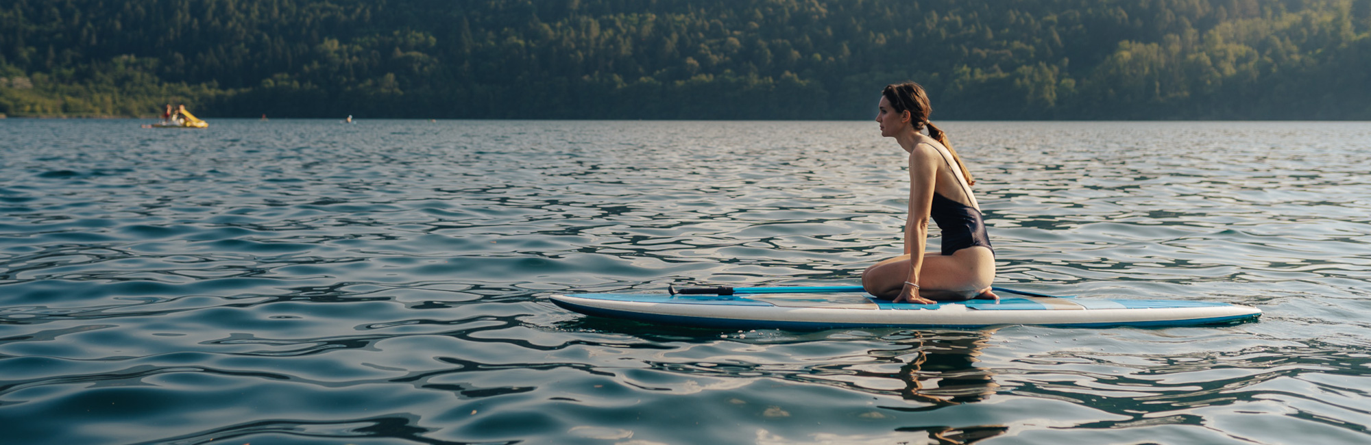 Donna sul paddle al Lago di Levico