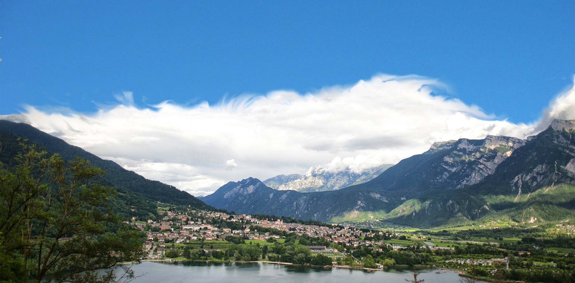 Panorama sul Lago di Levico con vista sul paese di Levico Terme, immerso nella natura trentina tra montagna e acqua cristallina