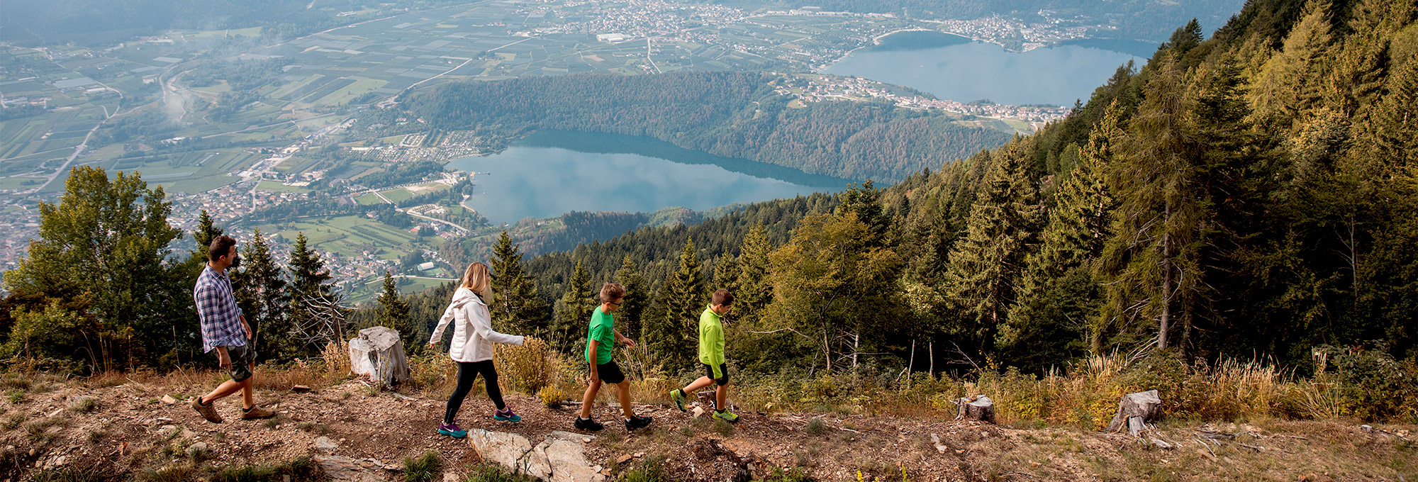 Escursione in famiglia sui sentieri del Trentino con vista panoramica sul Lago di Levico e sulla Valsugana