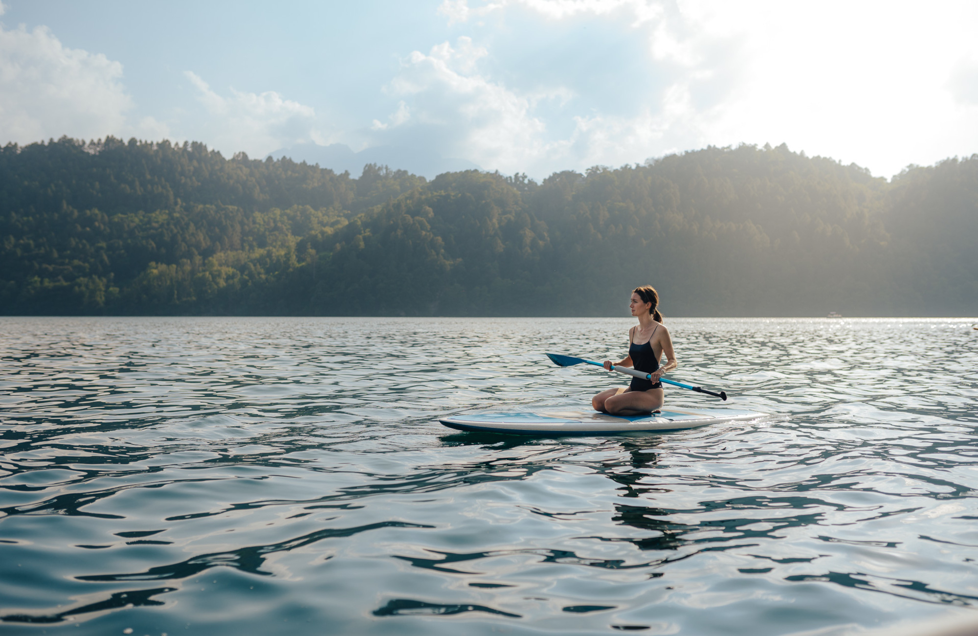Donna in SUP sul Lago di Levico, immersa nella natura e nella tranquillità