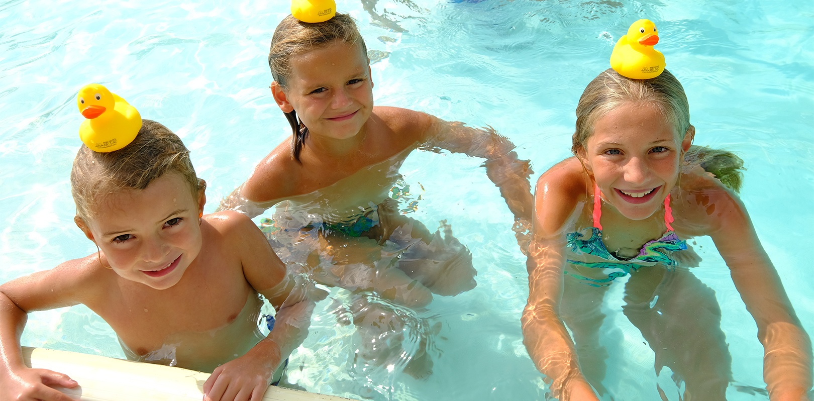 Bambini che giocano in piscina