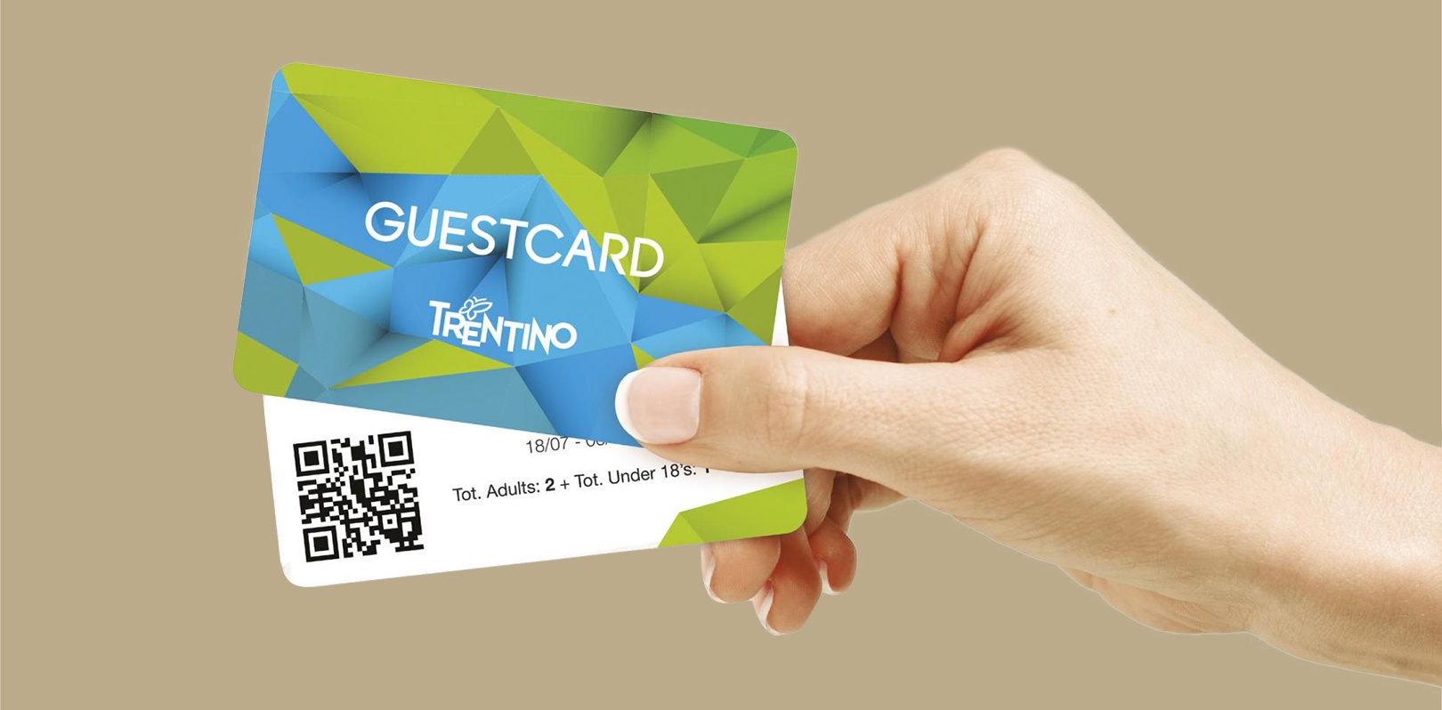 Mano che mostra la Trentino Guest Card