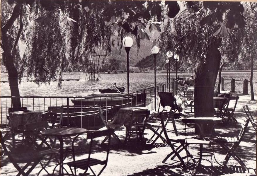 Storica terrazza sul Lago di Levico con tavoli e sedie in legno, immagine d’epoca del Parc Hotel Du Lac