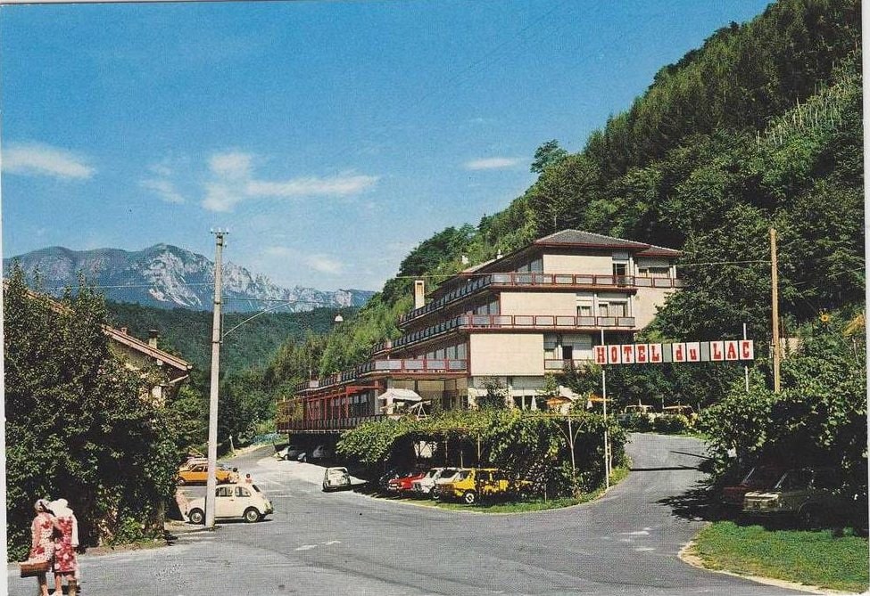 Cartolina storica del Parc Hotel Du Lac a Levico Terme, ai piedi del bosco e circondato dalle montagne trentine