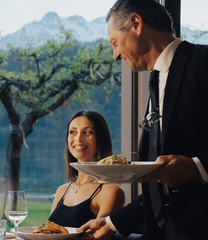 Michele, il nostro maitre d’hotel, che con la sua professionalità regala momenti piacevoli sia a cena che colazione.