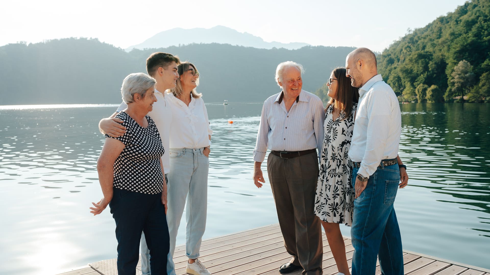 Le tre generazioni della Famiglia Pedrotti sul pontile di legno al lago.