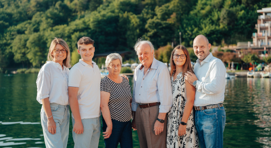 La famiglia Pedrotti sulla riva del Lago di Levico davanti al Parc Hotel Du Lac