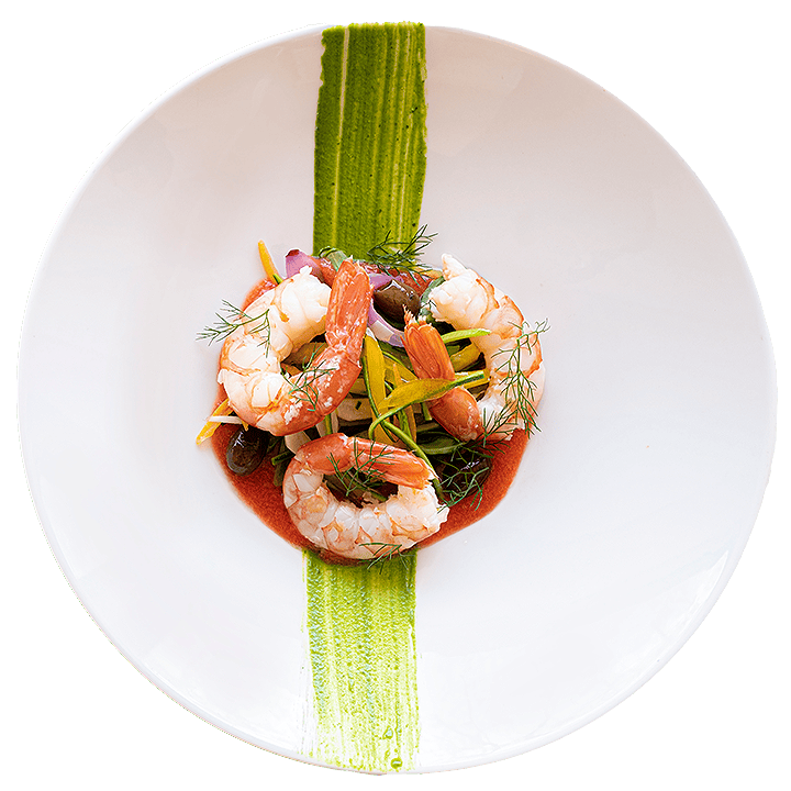 Piatto gourmet con gamberi, verdure fresche e salse colorate