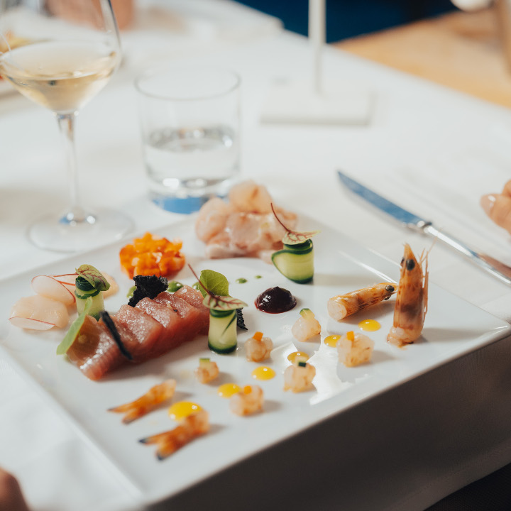 Un piatto gourmet di pesce servito a tavola